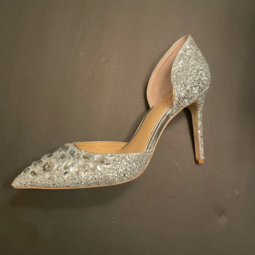 badgley mischka silver pumps